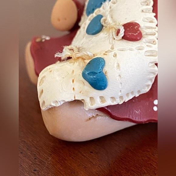 Small Clay Woman in Bonnet Sewing a Quilt - Crafting - Picture 9 of 11